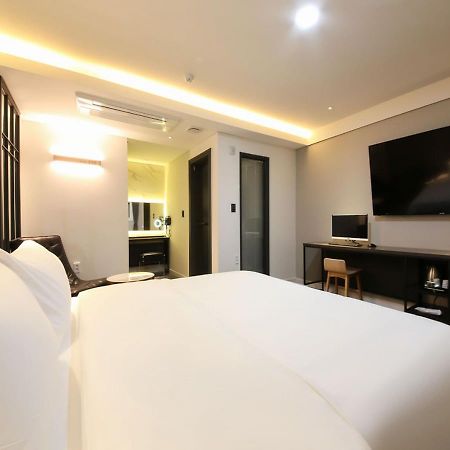 West In Hotel Йосу Экстерьер фото