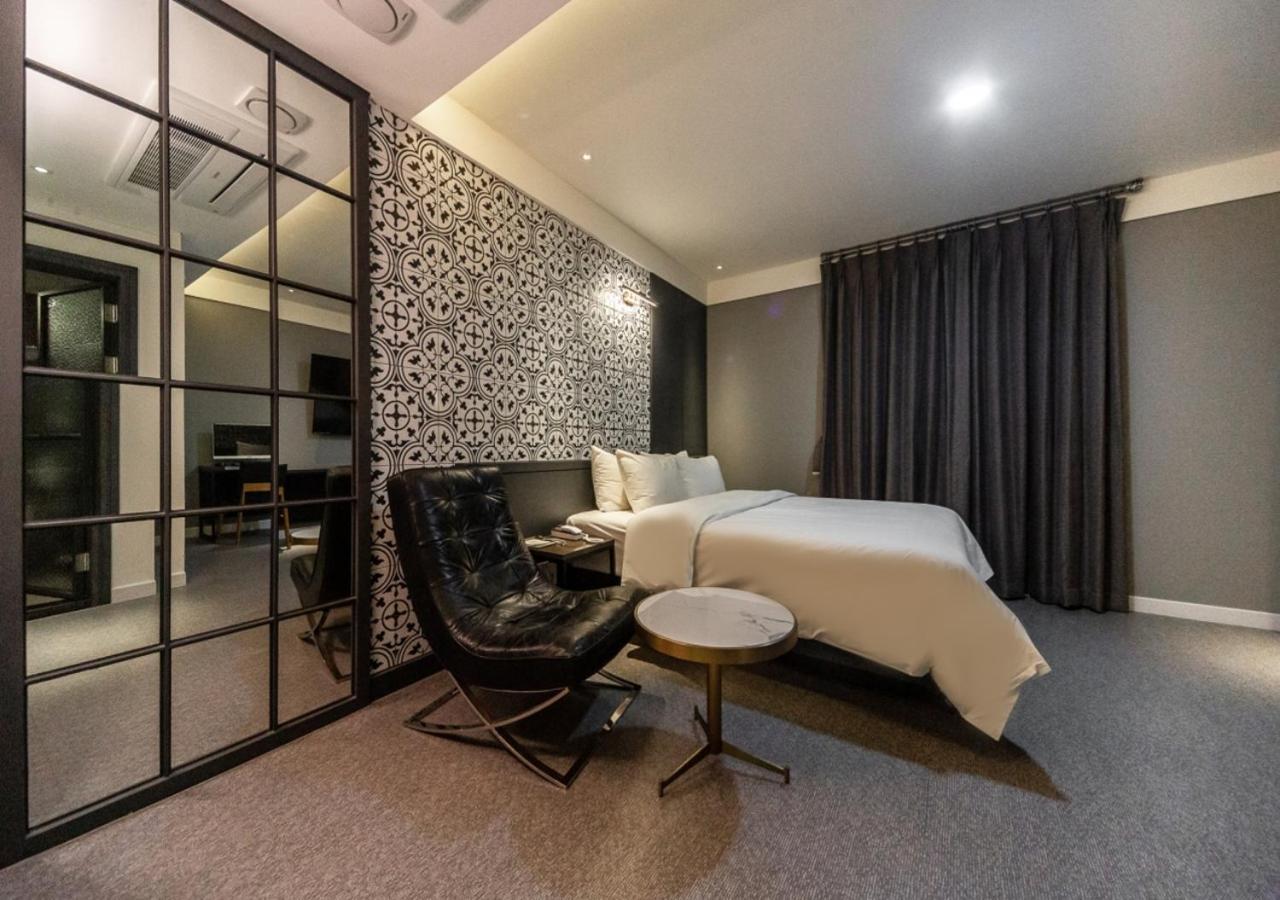 West In Hotel Йосу Экстерьер фото
