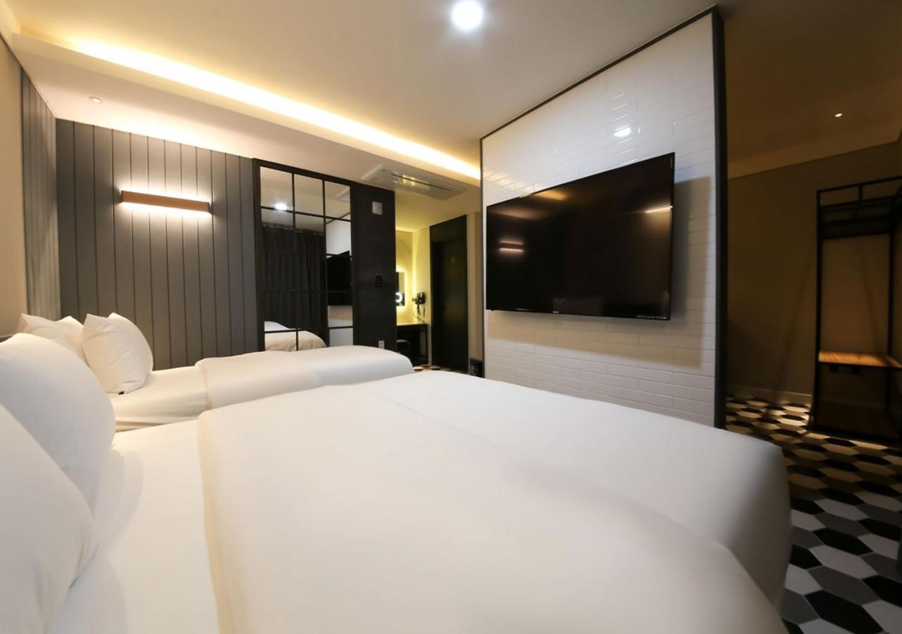 West In Hotel Йосу Экстерьер фото