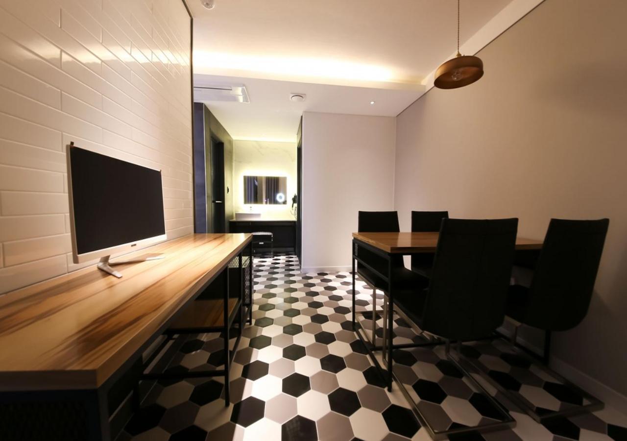 West In Hotel Йосу Экстерьер фото