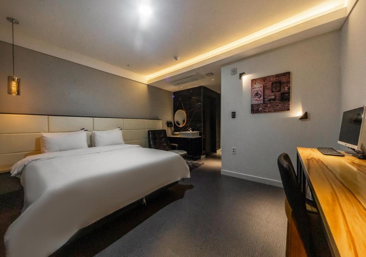 West In Hotel Йосу Экстерьер фото