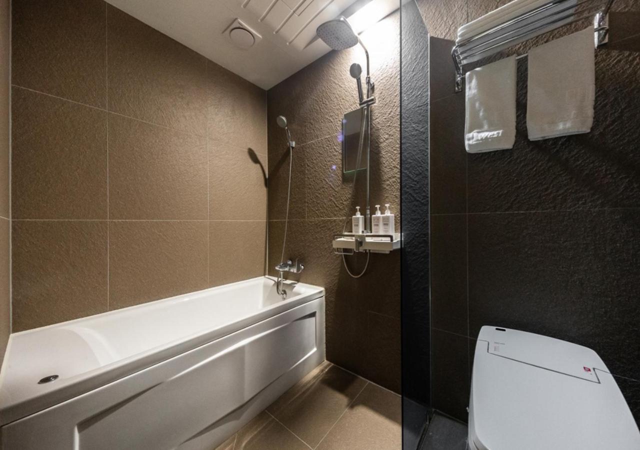 West In Hotel Йосу Экстерьер фото