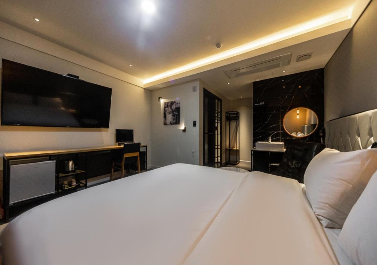 West In Hotel Йосу Экстерьер фото