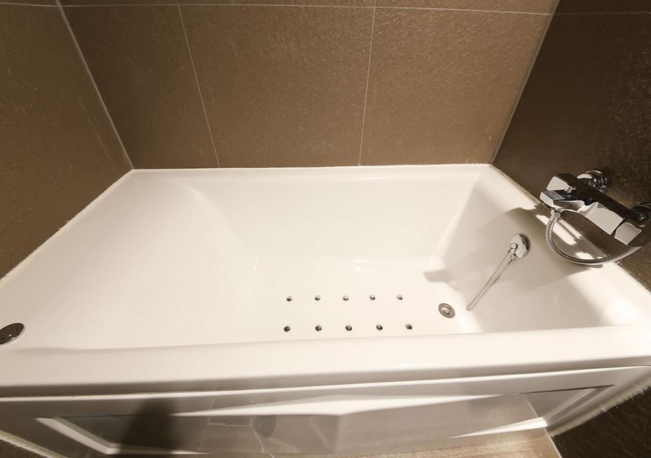 West In Hotel Йосу Экстерьер фото